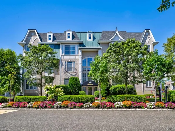 323 Roosevelt Way, Westbury, NY 11590