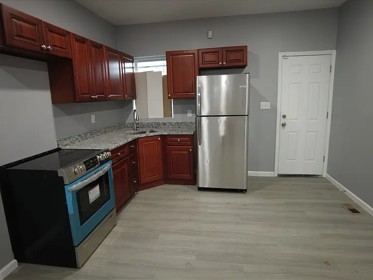 2915 Winchester St — Photo 2