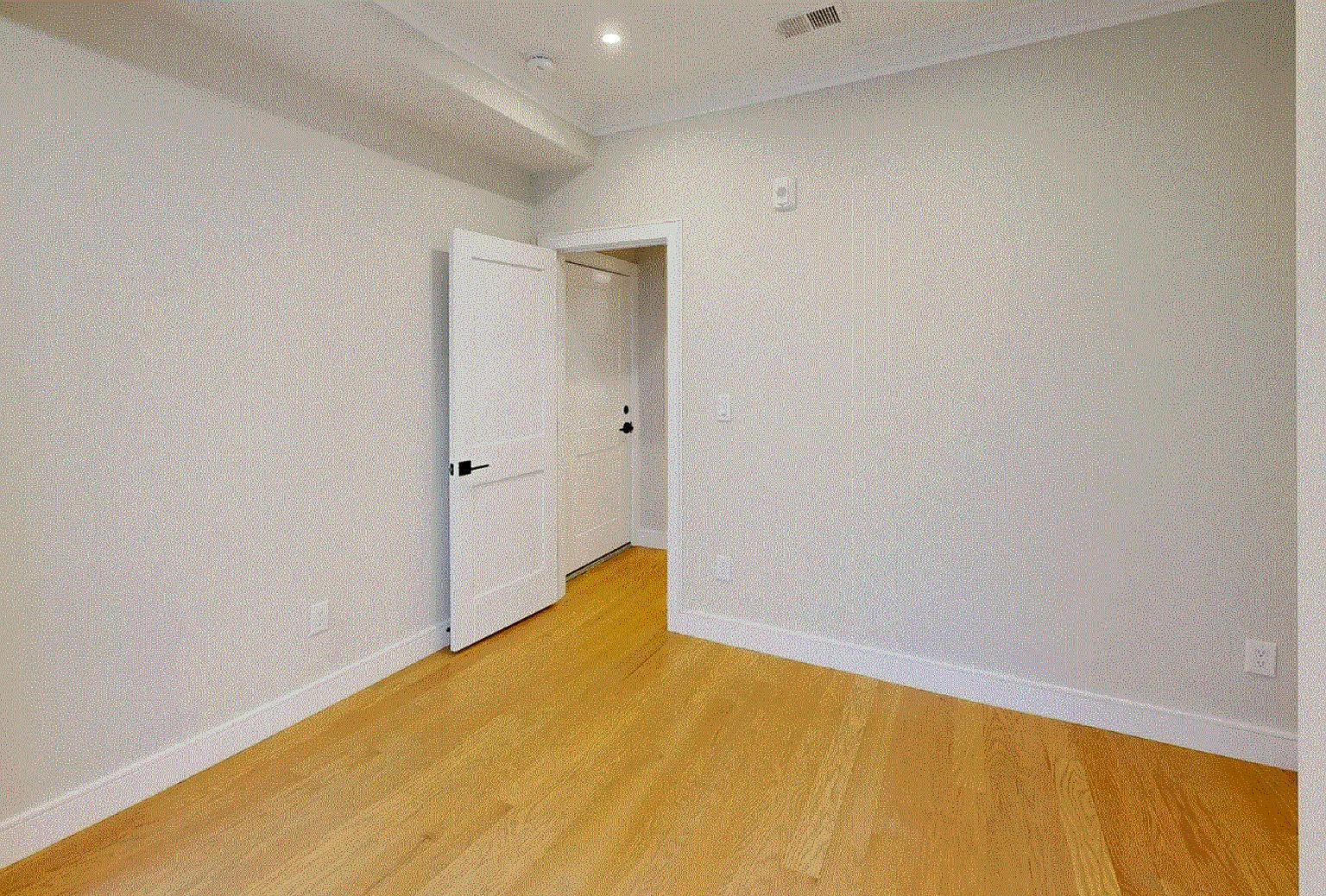 Charming 3 bedroom-No Broker Fee — Photo 4
