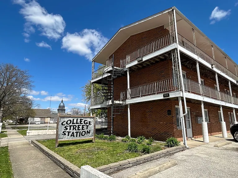 904 S College St — Photo 6