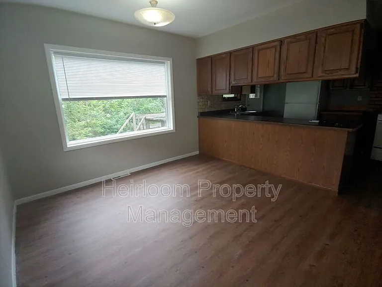 618 Spear Ave — Photo 3