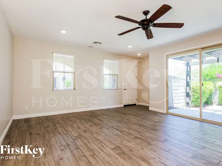 1023 S 151st Ln — Photo 4