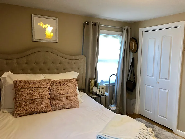 Previous tenancy- bedroom w/double closet