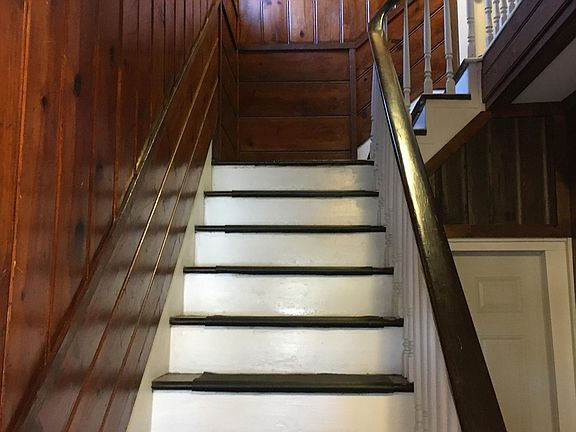 Hallway leading to apartment