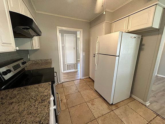 5th image of 2515 Douglas Dr