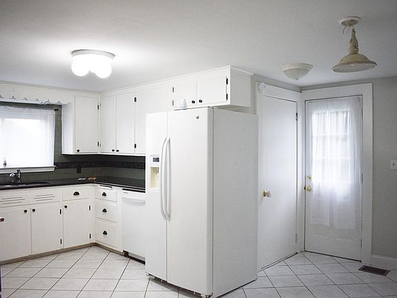 4th image of 94 Great Hill Dr