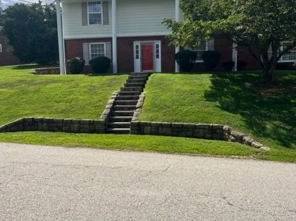 107 Honeysuckle Ln, Huntington, WV 25701
