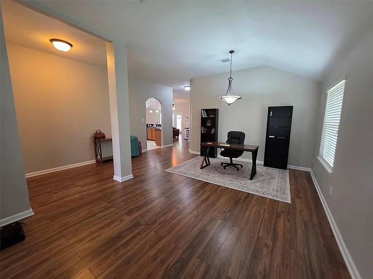2108 Goldfinch Ln — Photo 2