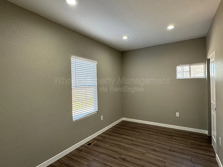 102 S Newton St — Photo 13