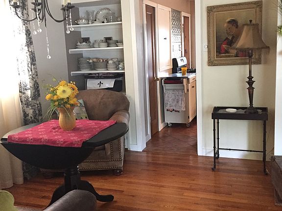 2nd image of 848 Queen Anne Pl