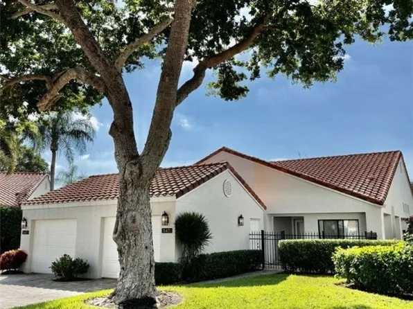 547 Beachwalk Cir, Naples, FL 34108