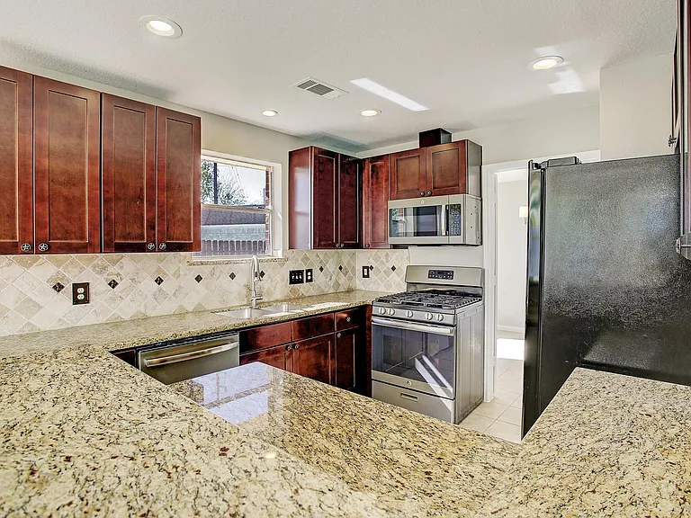 6506 Larissa Cir — Photo 17