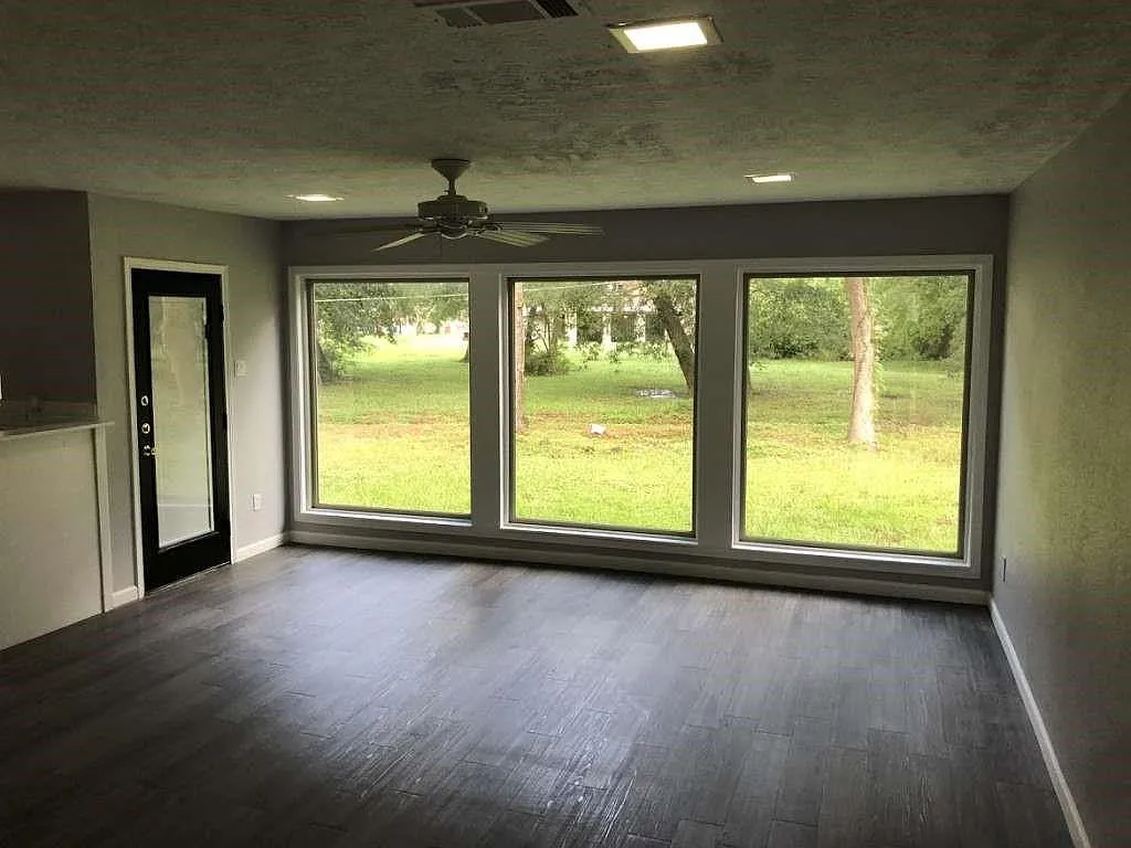 3 bed, 2.0 bath, 2077 sqft, $1,999 — Photo 4