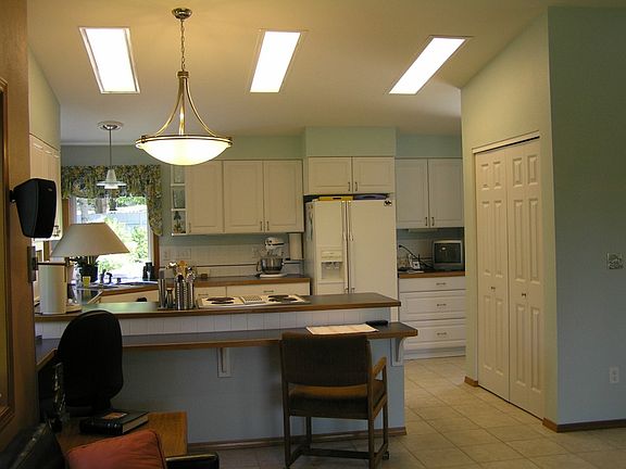 4th image of 906 Mountain Home Ln