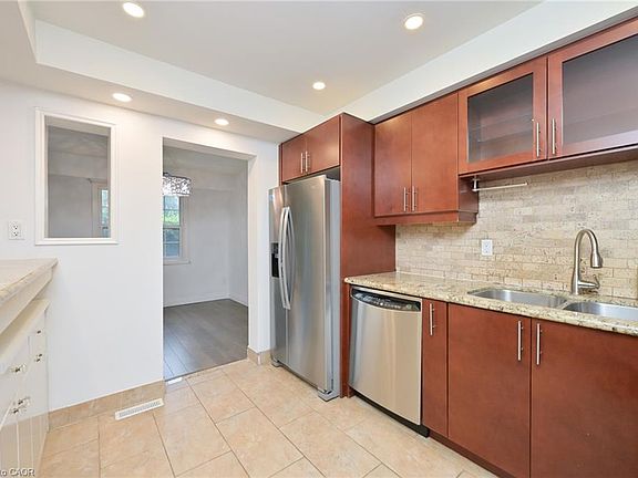 4th image of 2120 Rathburn Rd E Unit 32