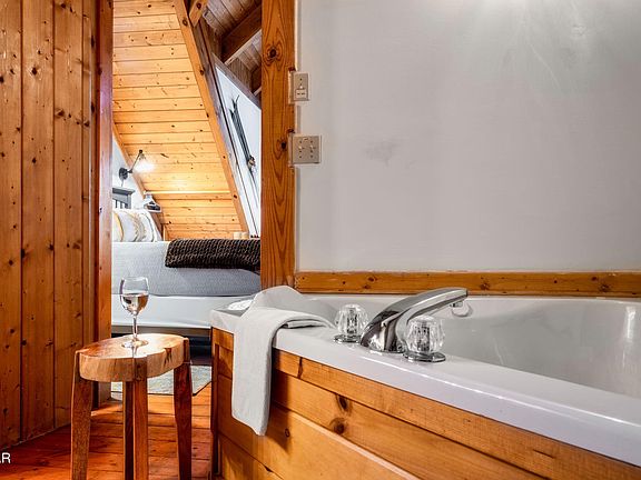 44th image of 1008 Walini Way