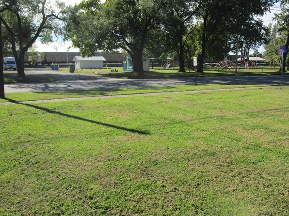 905 E North Ave, Flora, IL 62839