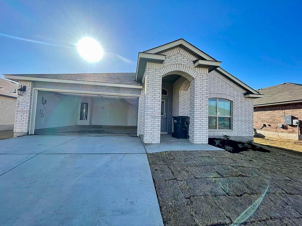 Front of the house w. 2-car garage