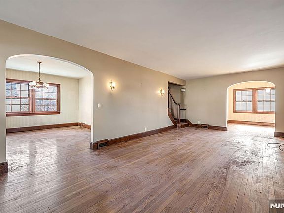 4th image of 164 Chestnut St
