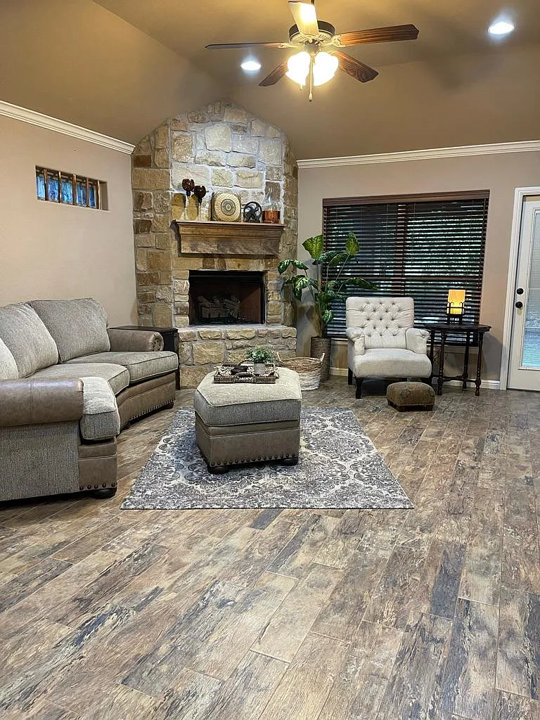 4 bed, 1624 sqft, $2,050 — Photo 3