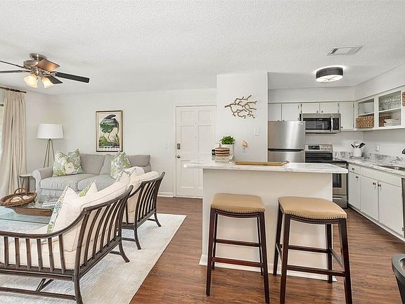 2nd image of 850 Mallery St #8T