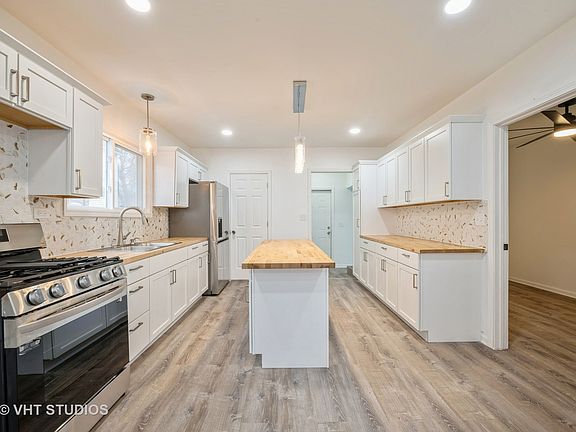4th image of 1228 Victoria Ave