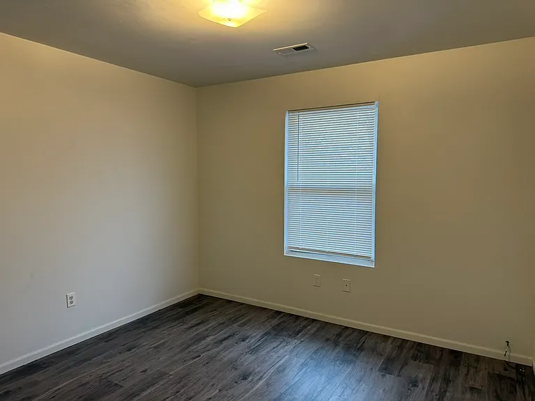 309 Alan St — Photo 4
