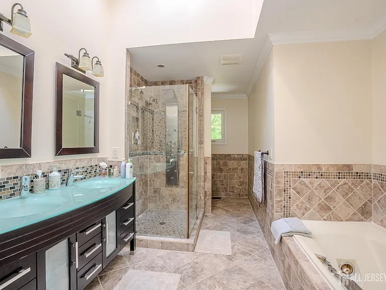 61 Amherst Way — Photo 38