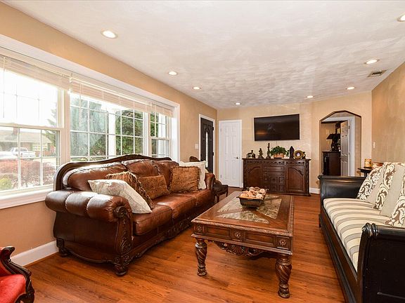 2nd image of 3310 Trinkle Ave NW