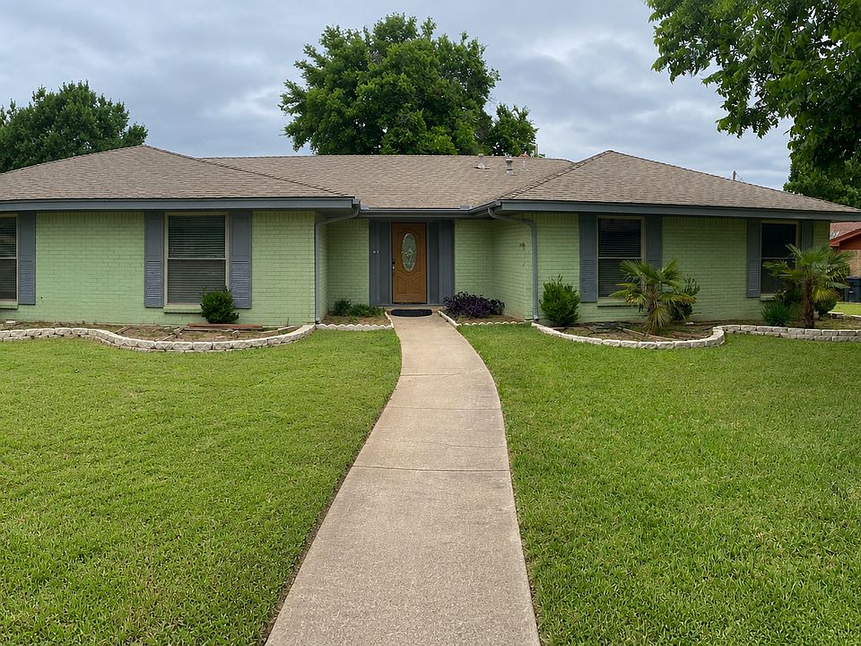1st image of 915 Pinehurst Dr