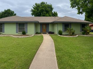 915 Pinehurst Dr, Arlington, TX 76012