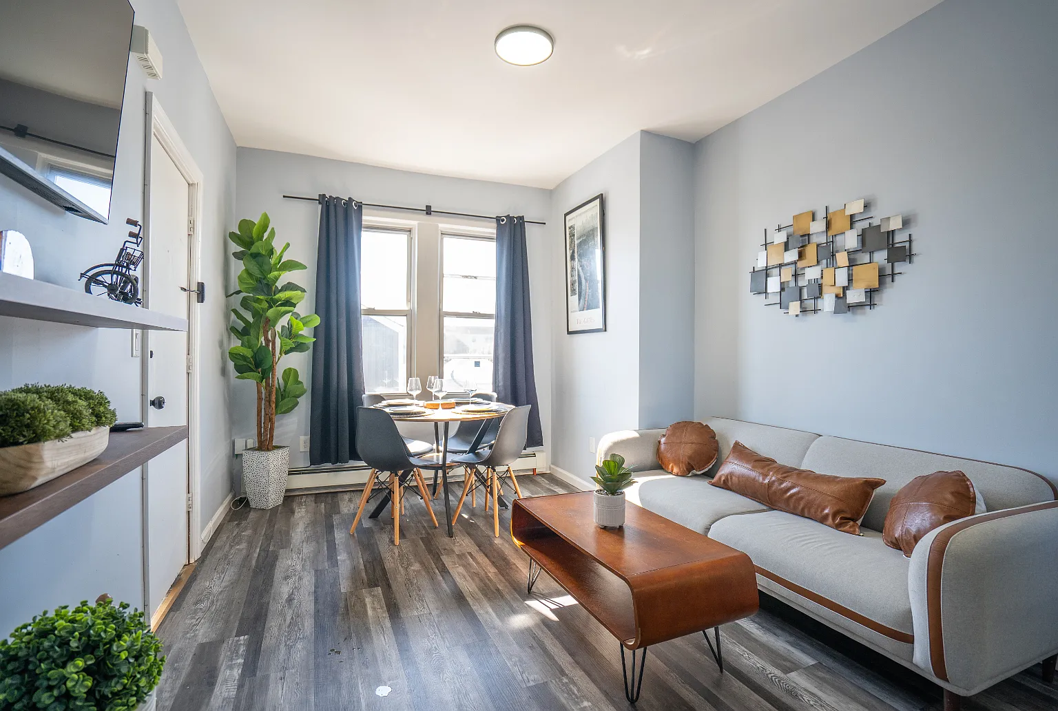 3 bed, 900 sqft, $4,800 — Photo 1