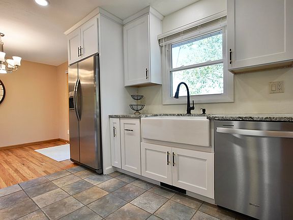 2nd image of 1460 Manor Dr