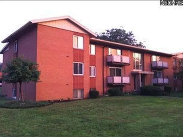 22011 River Oaks Dr APT A8, Rocky River, OH 44116