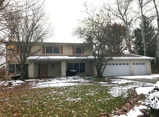 715 Deer Ln, Dundee, IL 60118