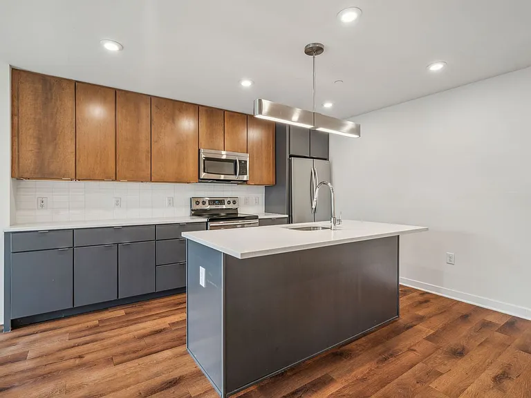 Graduate Pointe — Photo 230
