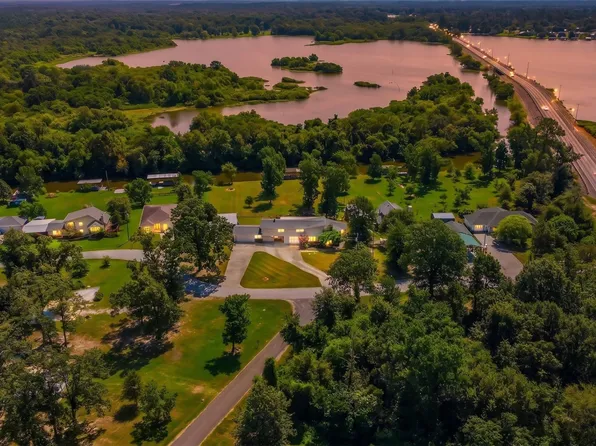 146 Creekside Dr, Onalaska, TX 77360