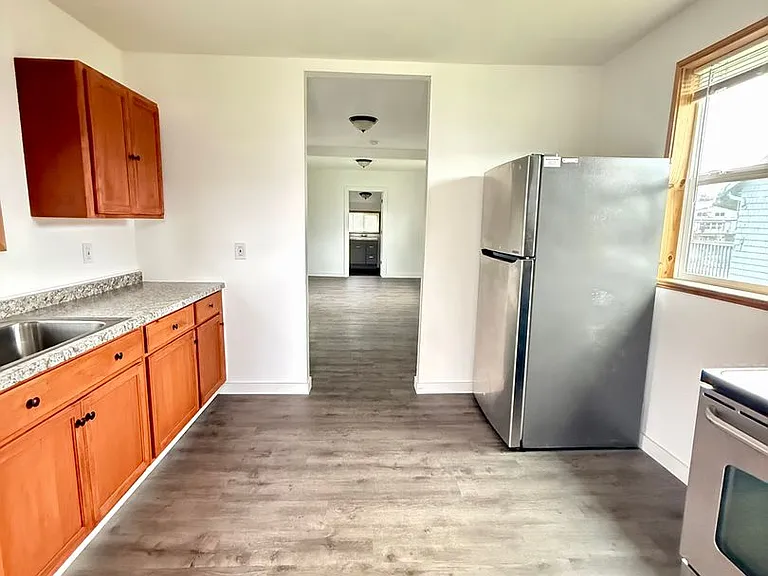 913 E Market St — Photo 3