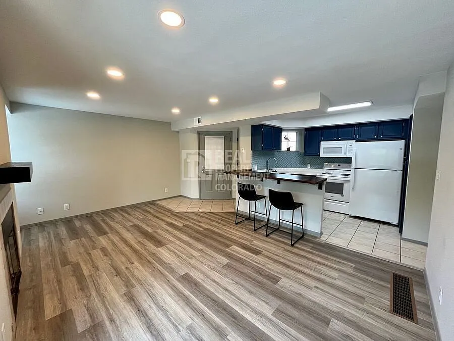Beautiful 2 Bedroom Condo with Garage & In-Unit Washer & Dryer — Photo 4