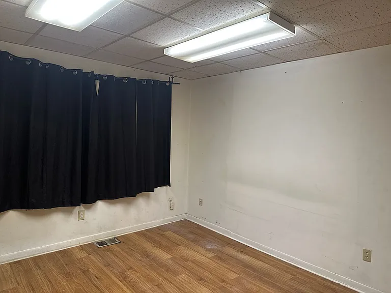 420 W Wood St — Photo 2