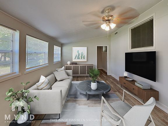 2nd image of 121 Barbarosa St