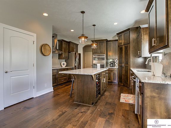 4th image of 913 Beaver Lake Blvd