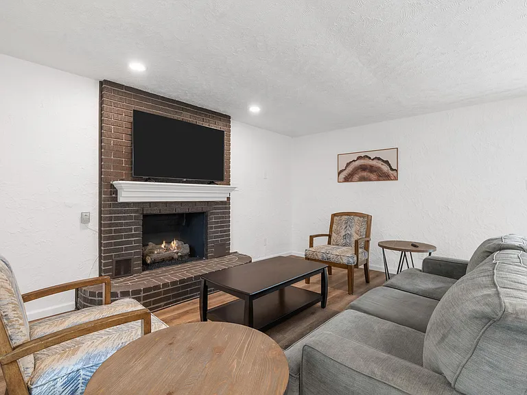 2734 Beloit Dr — Photo 18