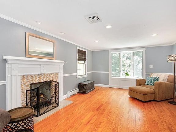 4th image of 831 East St