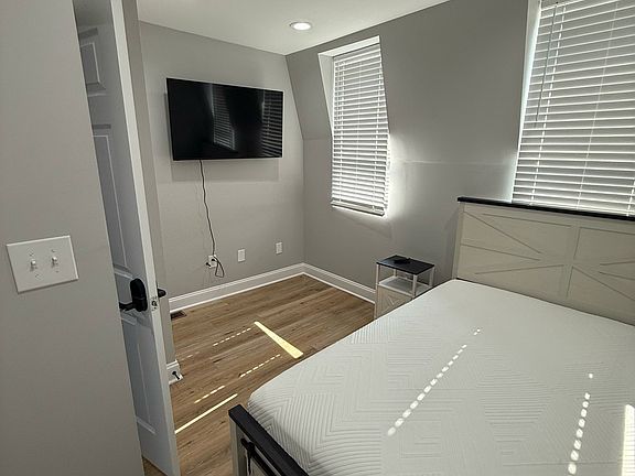 3rd image of 2317 Barclay St Room 4