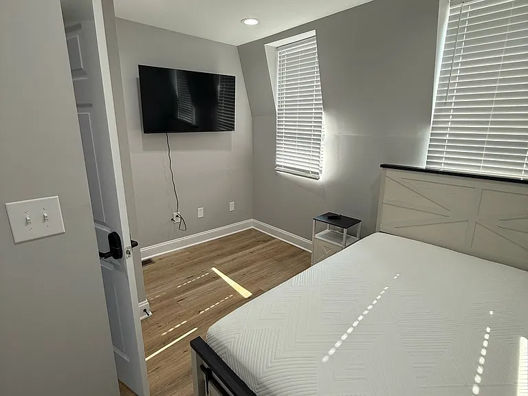 2317 Barclay St #4 — Photo 3