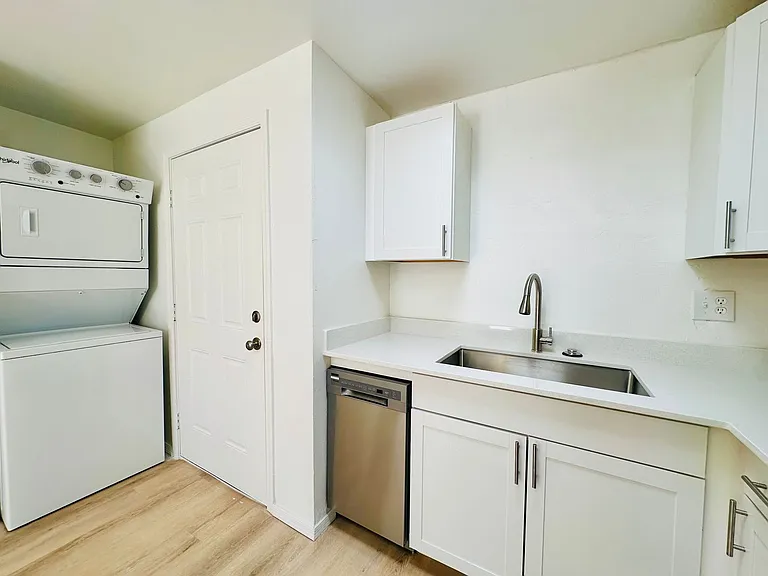 1 and 2 Bedroom Townhomes Near Downtown Tucson! Renovated with Off Street Parking! — Photo 8