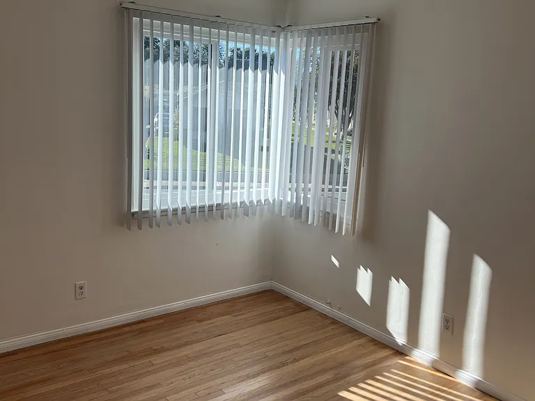 401 W Grand Ave #C — Photo 10