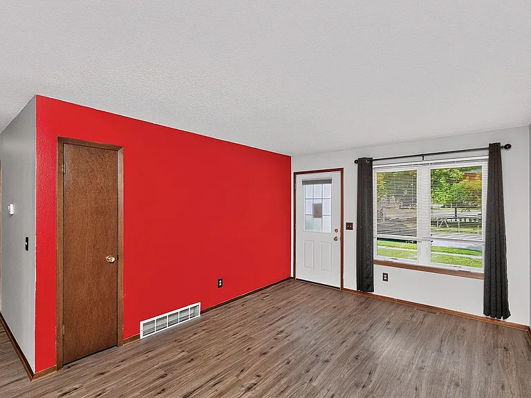 1614 NW Applewood St — Photo 5