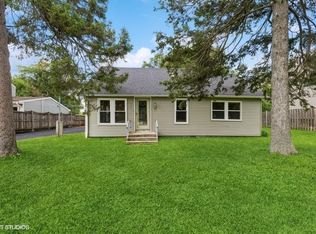 911 Grand Blvd, Wauconda, IL 60084